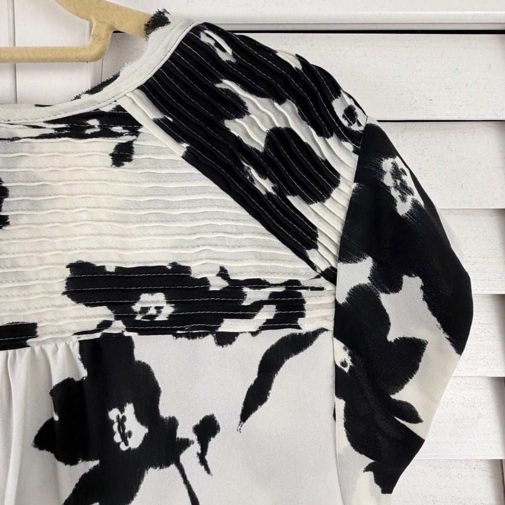 Daniel Rainn Blouse XXL White Black Floral Pleated Cap Sleeve Split Neck - Picture 11 of 16